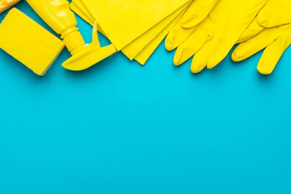 Płaski, świecki obraz żółtych środków czyszczących z przestrzenią do kopiowania — Zdjęcie stockowe