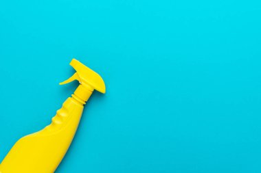 Mavi arkaplanda kopyalama alanı olan sarı plastik dağıtıcı