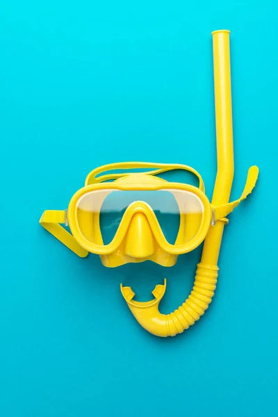 Żółta maska nurkowa i snorkel na niebieskim tle o centralnym składzie — Zdjęcie stockowe