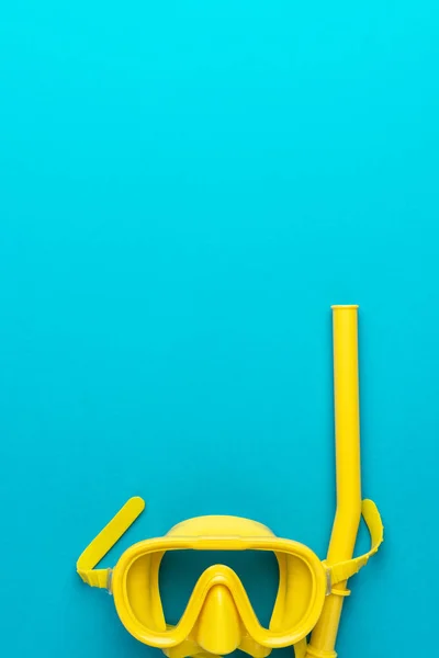 Żółta maska do nurkowania i snorkel na niebieskim tle z miejsca do kopiowania — Zdjęcie stockowe