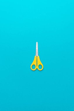 merkezi kompozisyon ile sarı makas düz yatıyordu dikey çekim