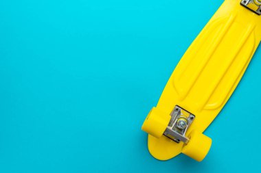 kopya alanı ile mavi arka plan üzerinde kruvazör kurulu minimalist düz yatıyordu fotoğraf