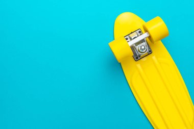 Turkuaz mavi arka planda kaykayın minimalist düz yatay fotoğrafı