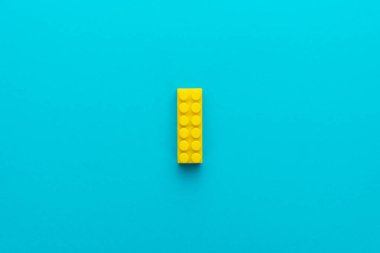 Kopyalama alanı ile sarı plastik blok minimalist düz yatıyordu fotoğraf