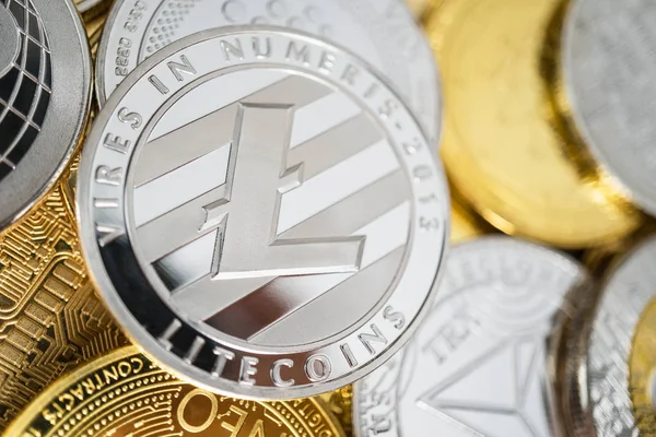 Nahaufnahme der physischen Litecoin-Münze auf dem Stapel vieler anderer Kryptowährungen — Stockfoto
