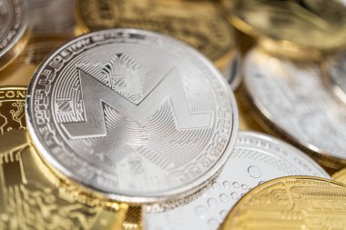 Diğer birçok kripto para yığını üzerinde monero fiziksel sikke yakın çekim
