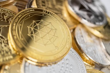 Diğer birçok kripto para birimi yığınıüzerinde qtum fiziksel sikke yakın çekim