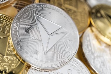 Tron fiziksel sikkesinin diğer birçok kripto para birimi yığınında yakın çekim