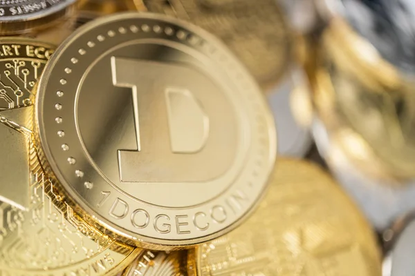 Close-up van dogecoin fysieke munt op stapel van vele andere cryptocurrencies — Stockfoto