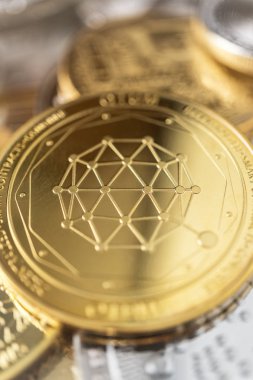 Diğer birçok kripto para birimi yığınıüzerinde qtum fiziksel sikke yakın çekim