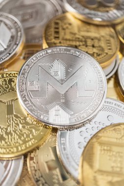 Diğer birçok kripto para yığını üzerinde monero fiziksel sikke yakın çekim