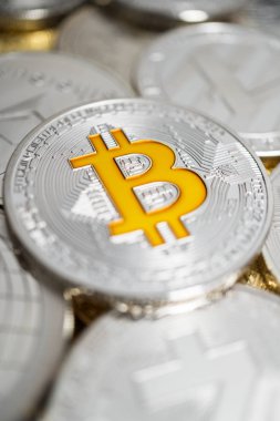 Diğer birçok kripto para birimi yığınında bitcoin fiziksel sikke yakın çekim