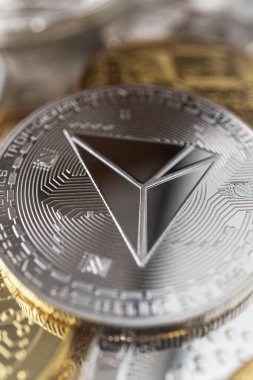 Tron fiziksel sikkesinin diğer birçok kripto para birimi yığınında yakın çekim