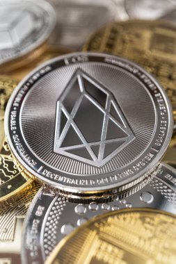Diğer birçok kripto para birimi yığınında eos fiziksel sikke yakın çekim