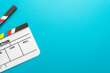 Turkuaz mavi arka plan ve kopya alanı açık beyaz Klaket üst görünümü