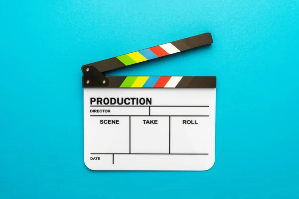 Top view of open white clapperboard on turquoise blue background and copy space — Stock Photo, Image