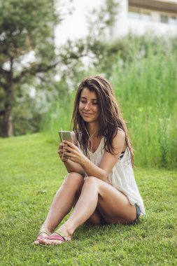 Esmer kız portre sohbet ve müzik dinlerken oturan portresi