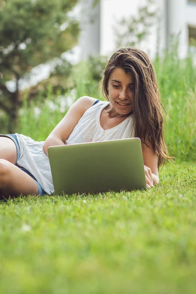 Portrait of beautiful female student preparing for classes in the park in summer — Stock Photo, Image
