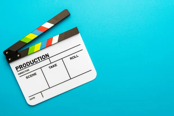 Top view of open white clapperboard on turquoise blue background and copy space — Stock Photo, Image