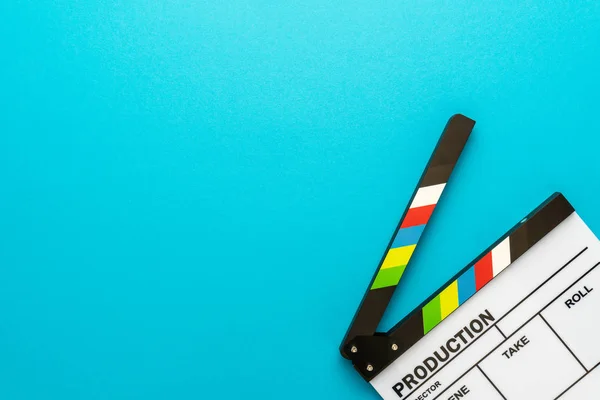 Top view of open white clapperboard on turquoise blue background and copy space — Stock Photo, Image