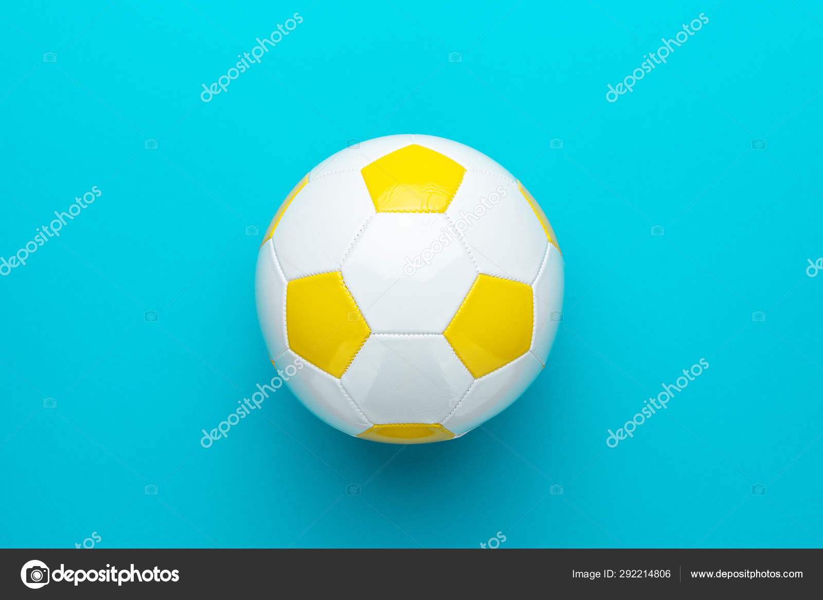 ターコイズブルーの背景を中心に白と黄色のサッカーボールのクローズアップ ストック写真 C Garloon ターコイズブルーの背景を中心に白と黄色のサッカーボールのクローズアップ ストック写真 C Garloon