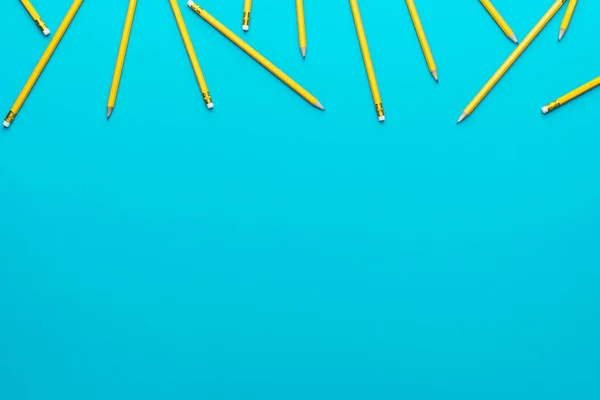 Draufsicht auf gespitzte Bleistifte über türkisblauen Hintergrund mit Kopierraum — Stockfoto
