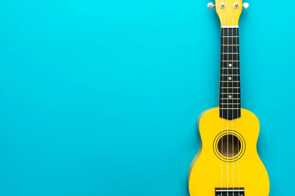 Leżące płaskie zdjęcie żółtego ukulele z przestrzenią do kopiowania — Zdjęcie stockowe