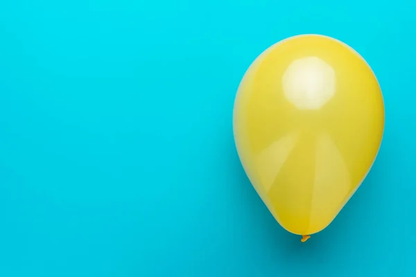 コピースペースとターコイズブルーの背景に気球の頭上の写真 — ストック写真