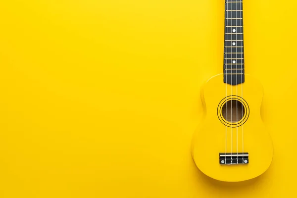 Foto plana de ukelele amarillo con espacio de copia Fotos De Stock Sin Royalties Gratis