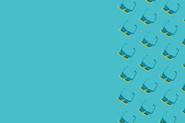 Turkuaz mavi arkaplanda kopyalama alanı olan güneş gözlüğü deseni