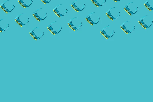 Zonnebril op turquoise blauwe achtergrond met kopieerruimte — Stockfoto
