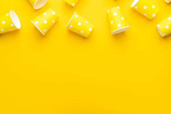 Fotografia aérea de copos de papel descartáveis no fundo amarelo com espaço de cópia Fotos De Bancos De Imagens