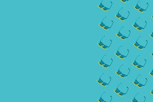 Zonnebril patroon op turquoise blauwe achtergrond met kopieerruimte Stockfoto