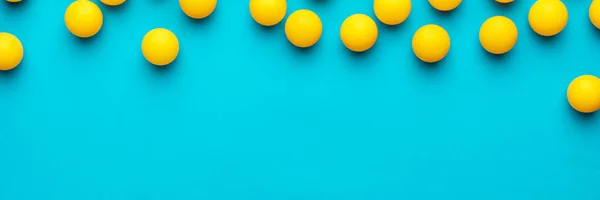 Platt lekbild av många bordtennisbollar med kopieringsutrymme — Stockfoto