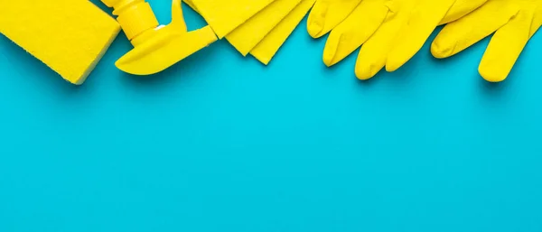 Flat lay image of yellow cleaning products with copy space — Stock Photo, Image