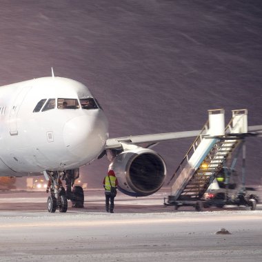 Moskova, Rusya, Şubat, 09,2015: merdiven uçağa hizmet vermektedir.