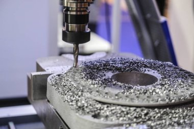 Endüstriyel metal işleme makine iş başında