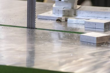 Otomatik bir metal işleme testere