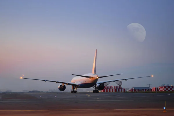 Obraz Pasażerów Samolotów Lotnisku Godzinach Wieczornych — Zdjęcie stockowe