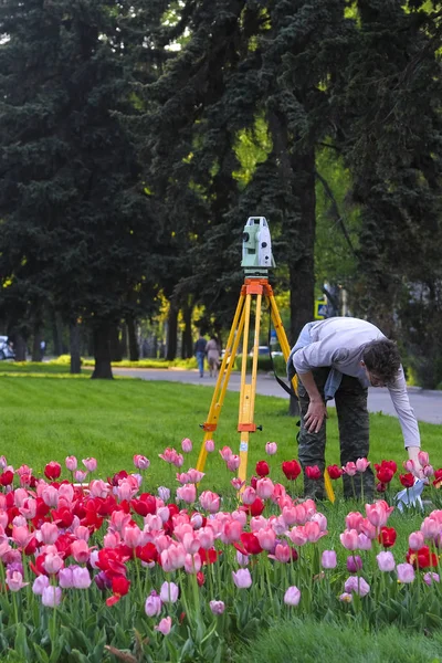 Moskva Ryssland Maj 2018 Bilden Man Med Teodolit — Stockfoto