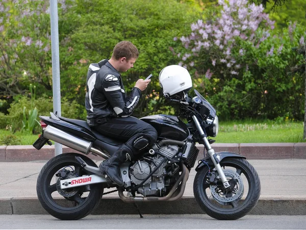 Moscou Rússia Maio 2018 Motociclista Uma Motocicleta Moscou — Fotografia de Stock