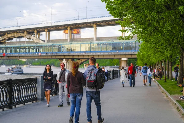 Moskova Rusya Mayıs 2018 Moskova Metro Köprüsü Manzaralı Yürüyüş Insanlar — Stok fotoğraf