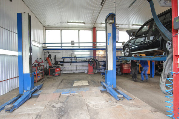 Москва, Россия - 15 мая 2018 года: автомобиль на авторемонтной станции в Москве
