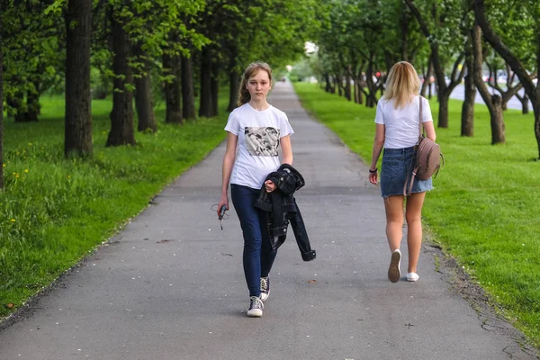 在公园散步的年轻女孩 — 图库照片