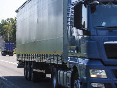 Moscow region, Rusya Federasyonu - 21 Mayıs 2018: Moskova bölgesinde karayolu üzerinde kamyon