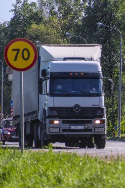 Moscow region, Rusya Federasyonu - 21 Mayıs 2018: Moskova bölgesinde karayolu üzerinde kamyon