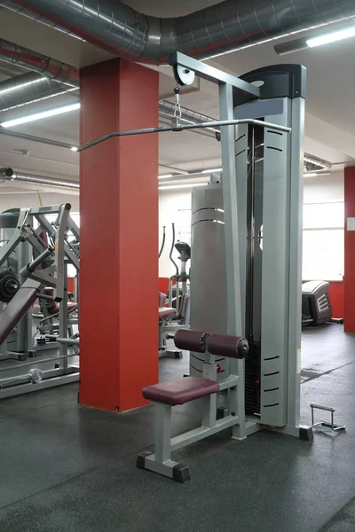 Interno Della Sala Fitness Con Apparecchio Palestra — Foto Stock