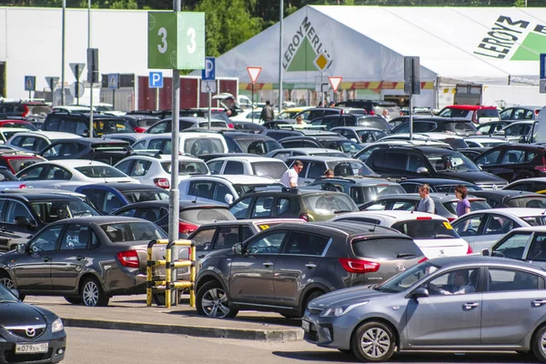 Klimovsk Rusko Květen 2018 Auta Parkovišti Supermarketu Klimovsk Rusko — Stock fotografie