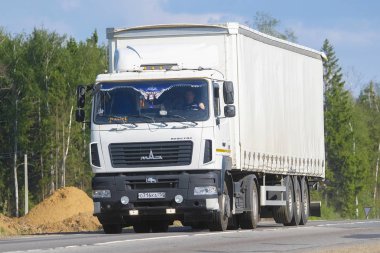 Moscow region, Rusya Federasyonu - Mayıs, 23, 2018: Moskova bölgesinde karayolu üzerinde kamyon