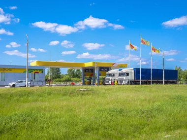 Smolensk bölgesi, Rusya Federasyonu - Mayıs, 29, 2018: kamyon bir benzin istasyonu Smolensk bölgesi, Rusya Federasyonu